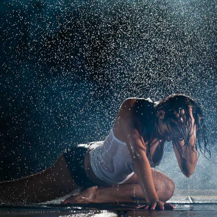 Красивая девушка под дождем