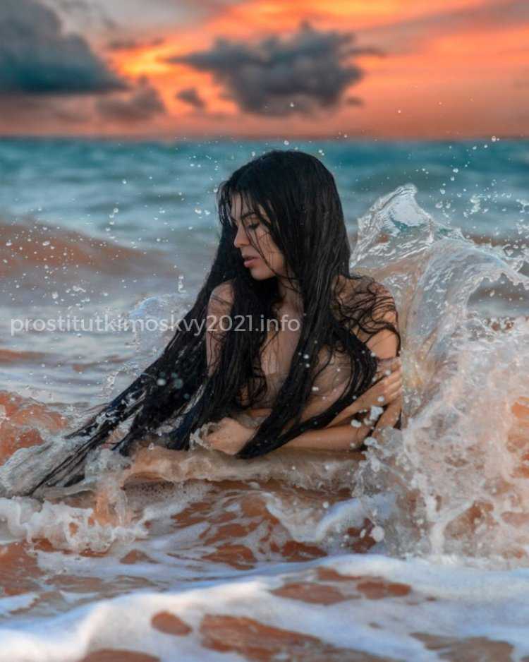 Красивые девушки на море