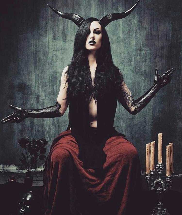 Красивая брюнетка ведьма43