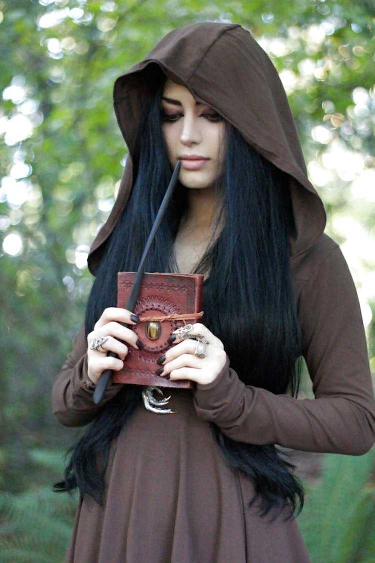 Девушка ведьма