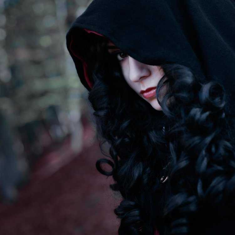 Девушка в капюшоне