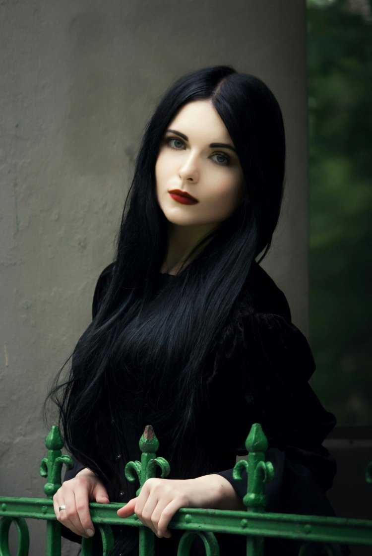 Черноволосая девушка