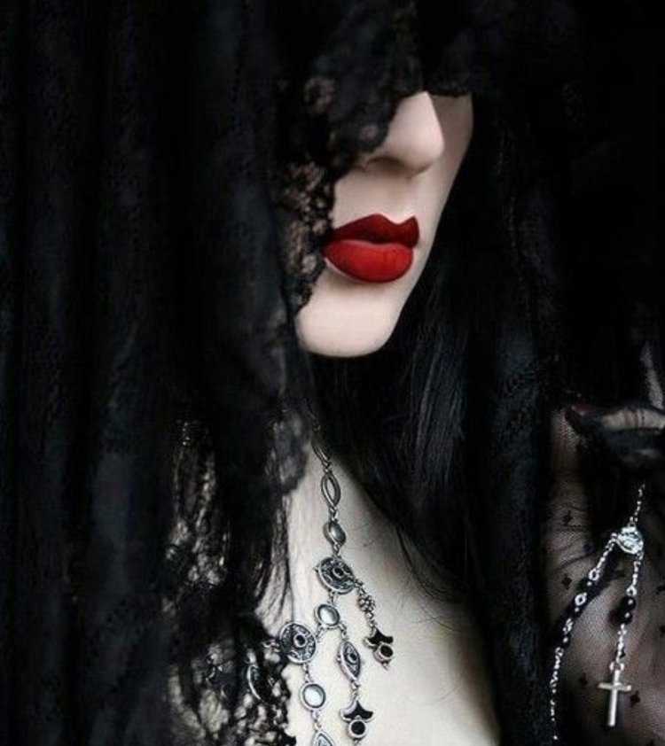 Красивые ведьмы с черными волосами