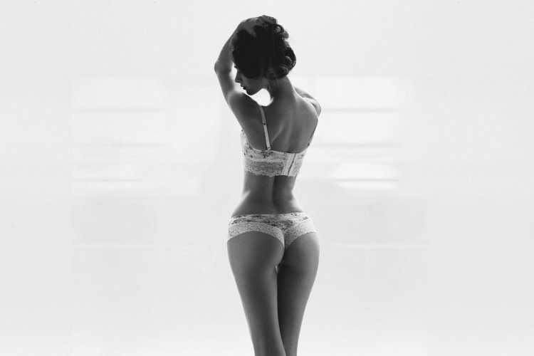 Обольстительная женская фигура с видом со спины