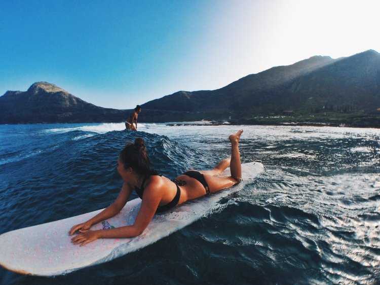 Красивая девушка на пляже брюнетка47