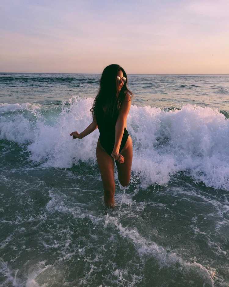 Брюнетка на море