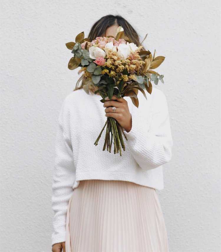 Девушка с букетом Эстетика