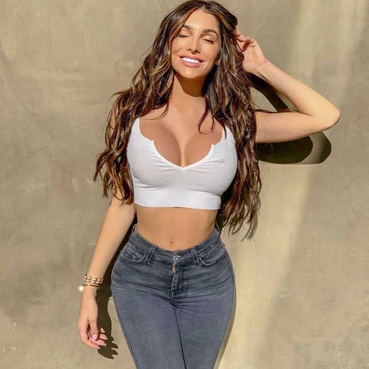 Лина Перес в джинсах