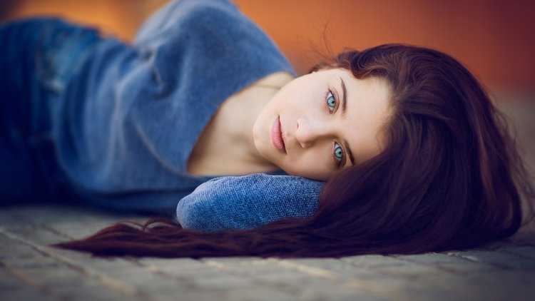 Шатенка с голубыми глазами