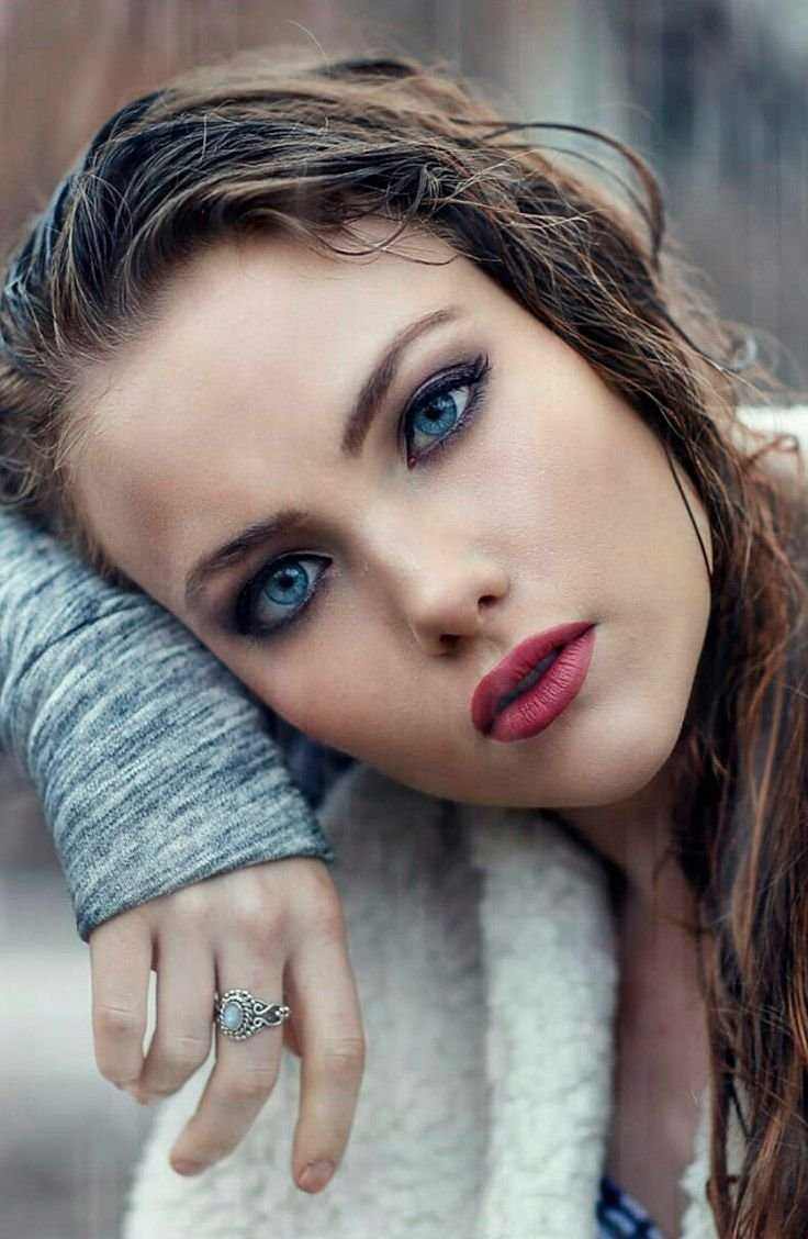 Девушка с выразительным взглядом