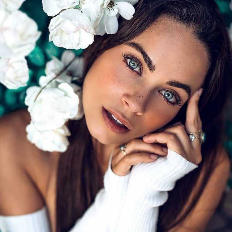 Красивая голубоглазая девушка брюнетка74