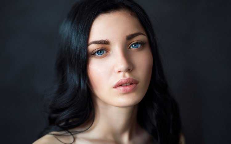 Брюнетка с синими глазами