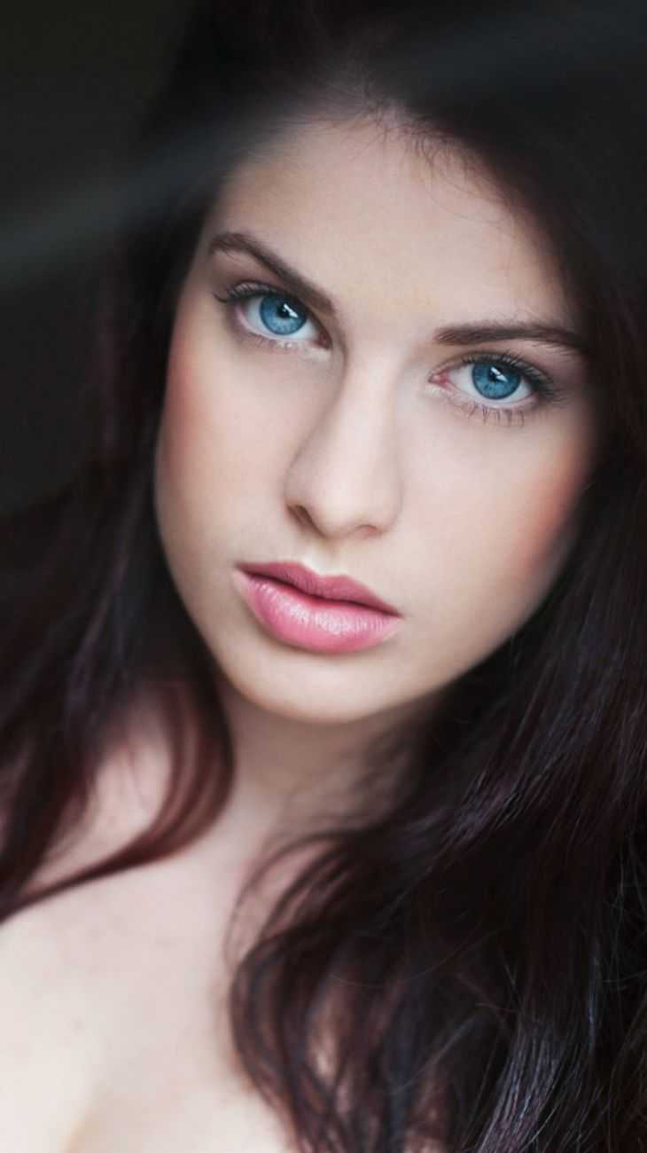 Брюнетка с голубыми глазами