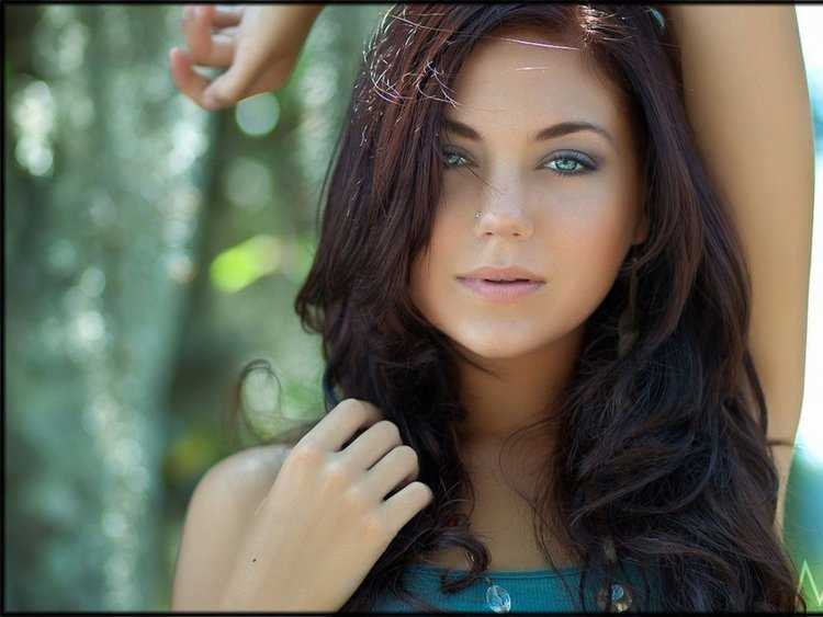 Красивые брюнетки с зелеными глазами