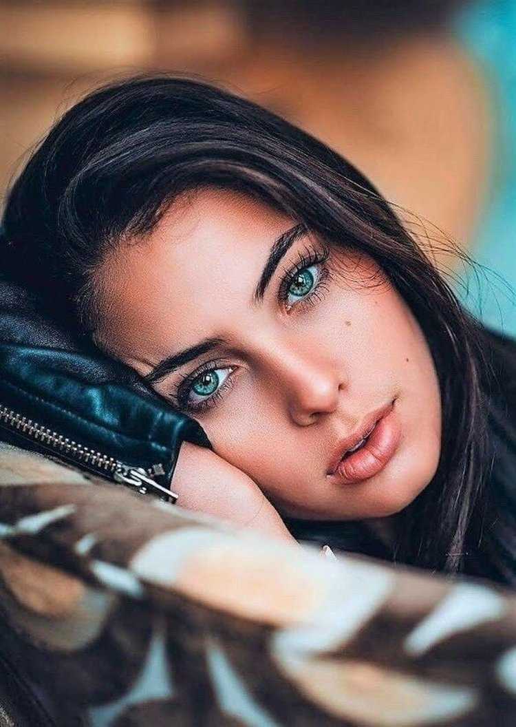 Девушка с синими глазами