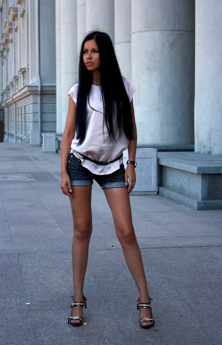 Красивая брюнетка в полный рост