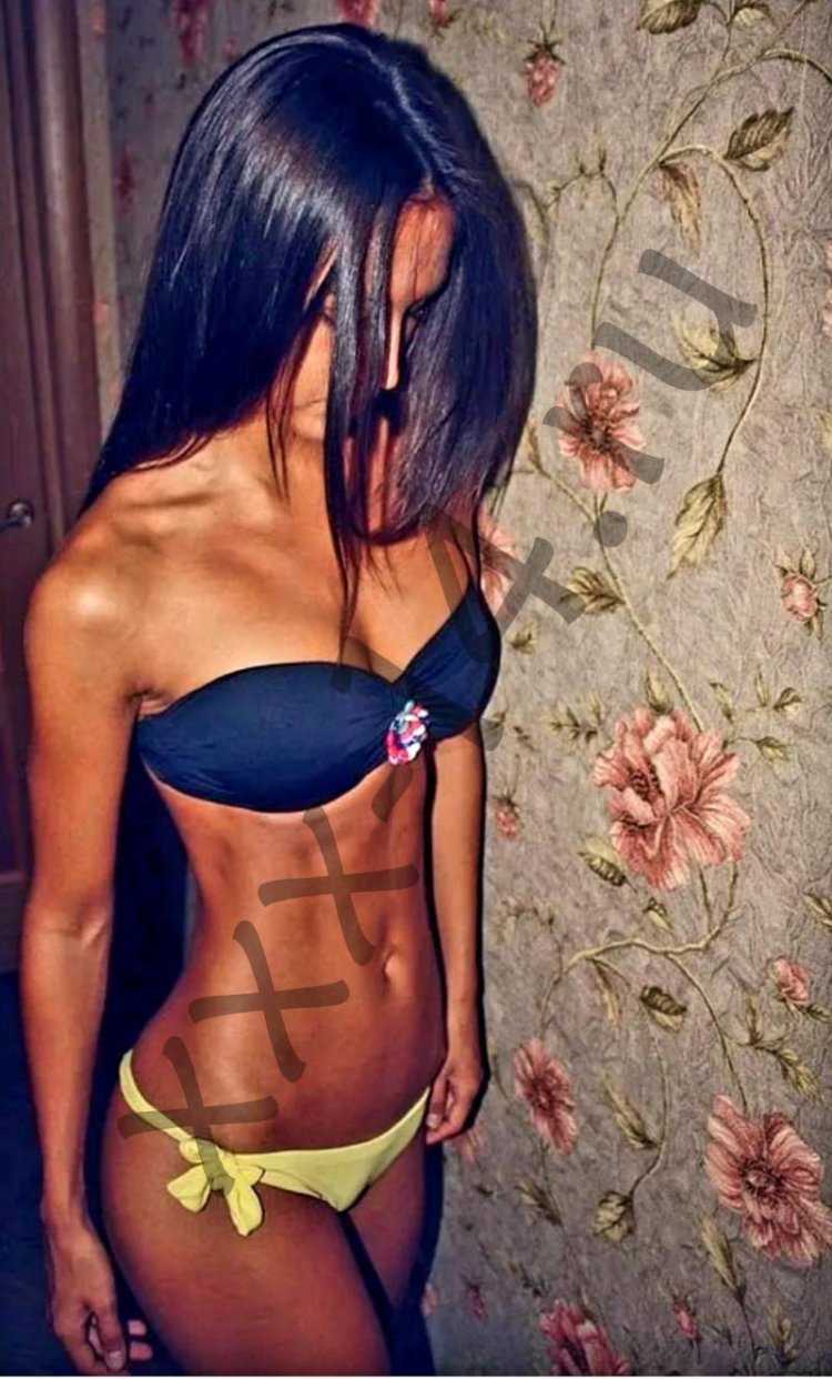 Загорелые девушки с черными волосами