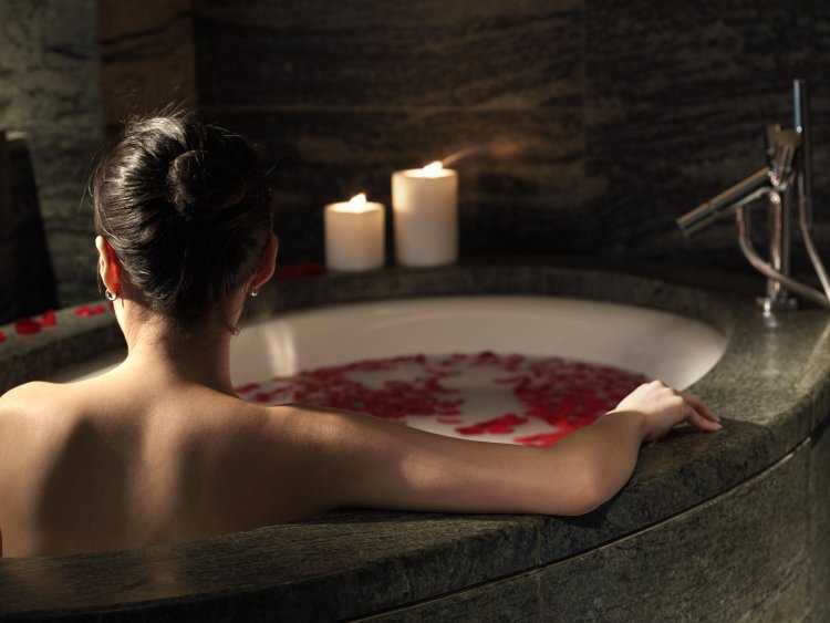 Женщина в джакузи