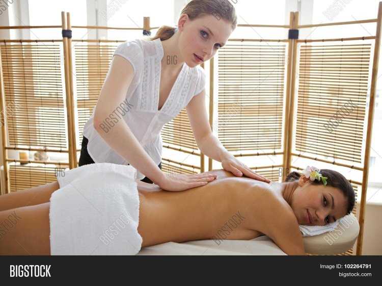 Красивая девушка на массажном столе