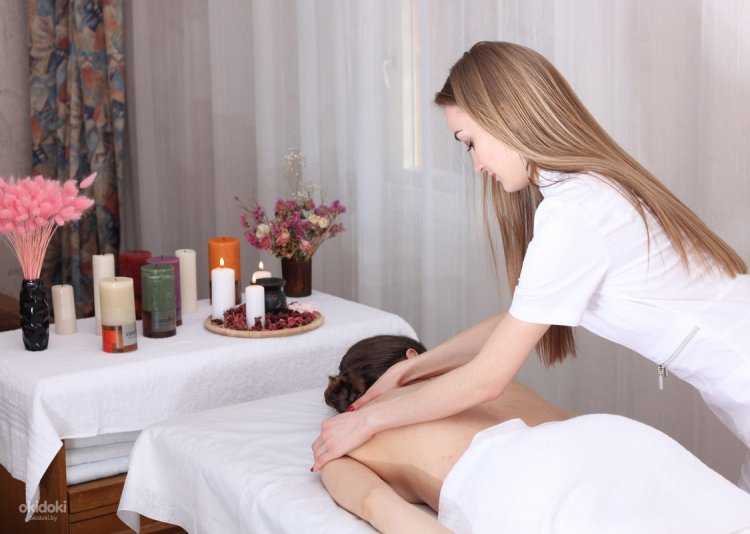 Красивая девушка массажистка