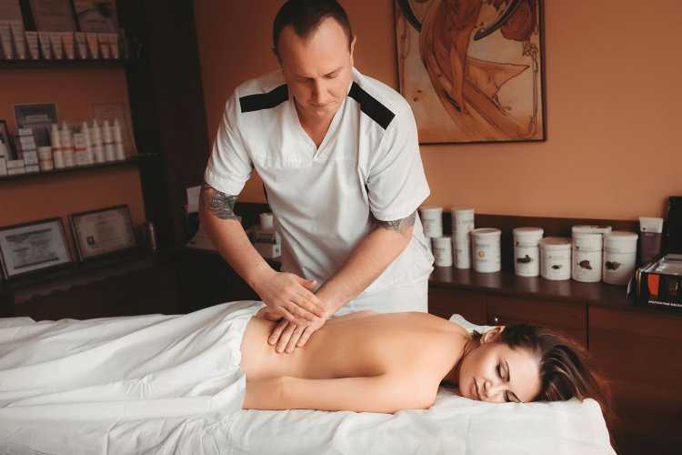 Красивый массажист