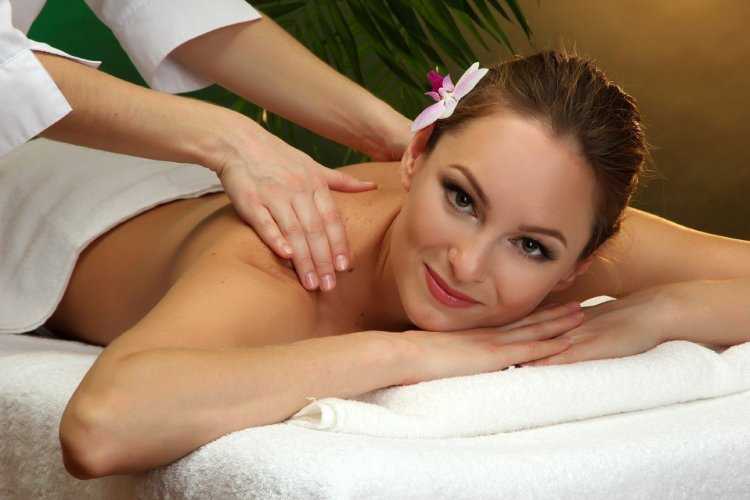 Красивая девушка массажист
