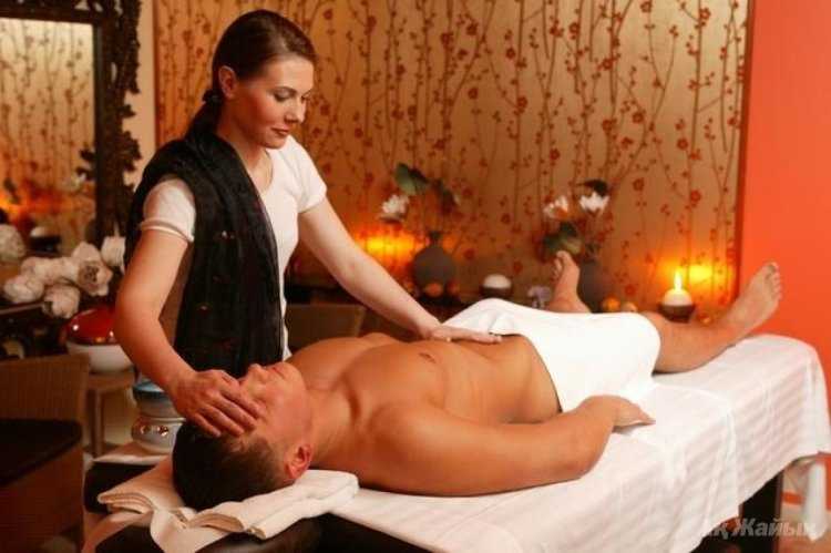 Массажист в салоне