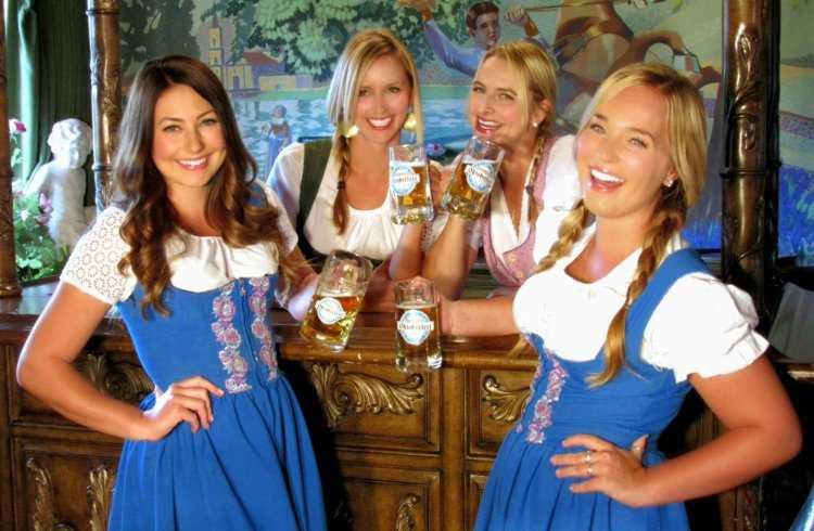 Октоберфест девушки с косичками
