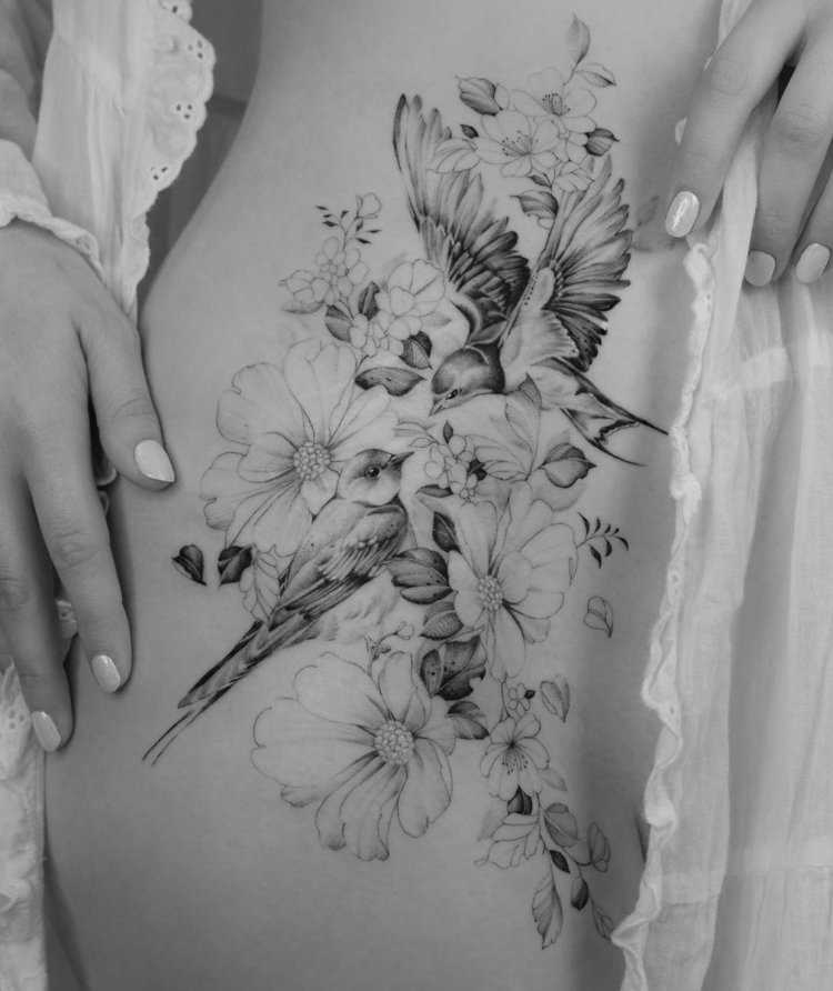 Тату птица на бедре