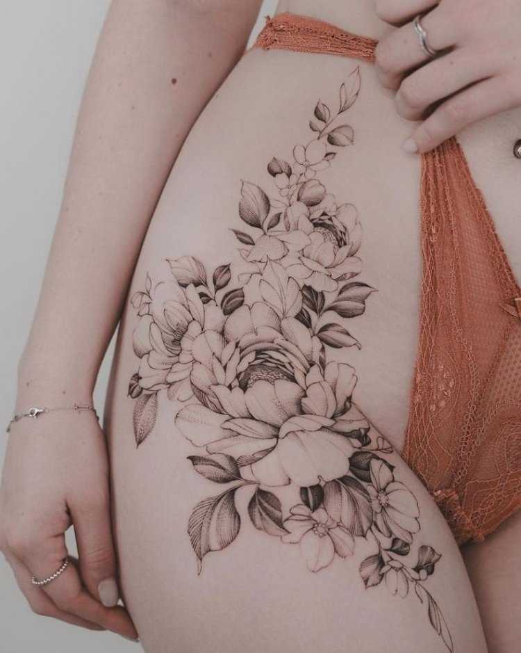 Нежное тату на бедре