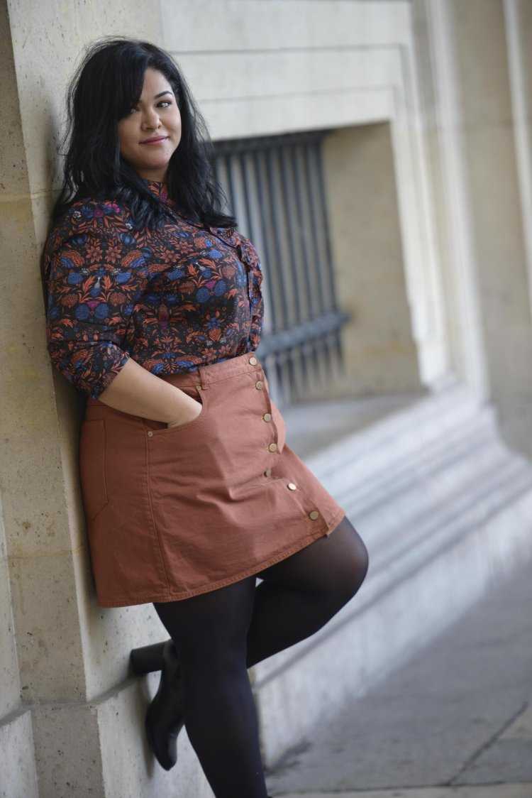 Полная брюнетка