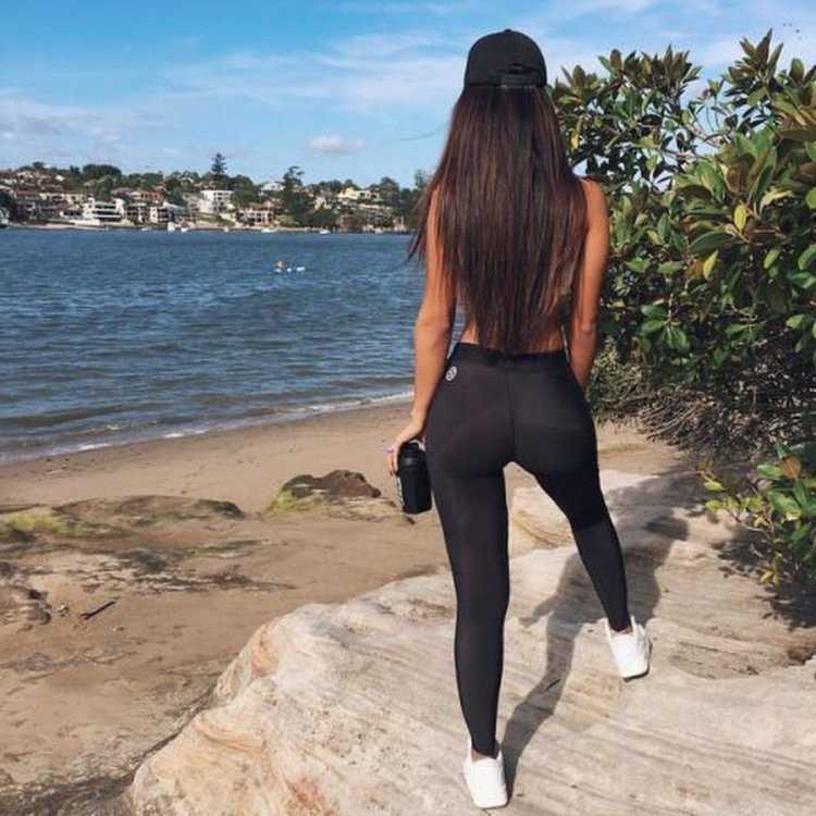 Спортивные брюнетки с длинными волосами