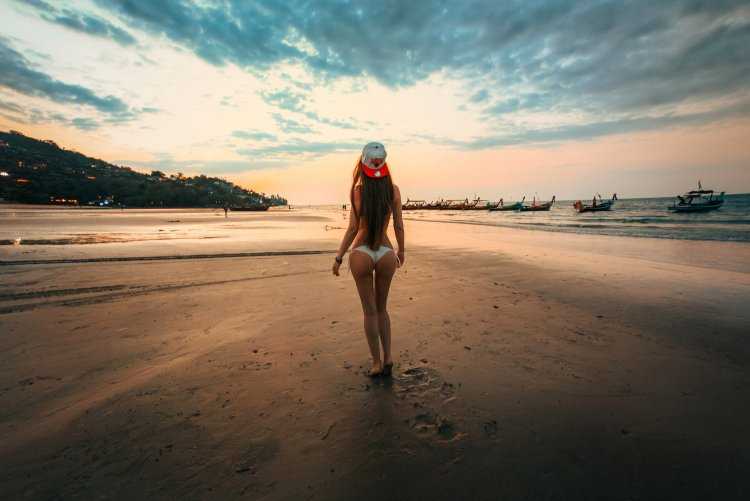 Девушка гуляет по пляжу