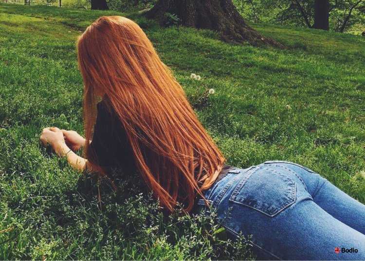 Девушка с рыжими волосами сзади