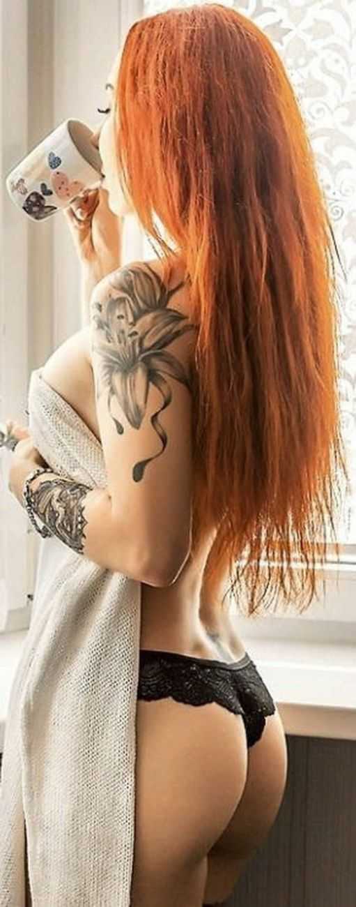 Рыжая девушка со спины