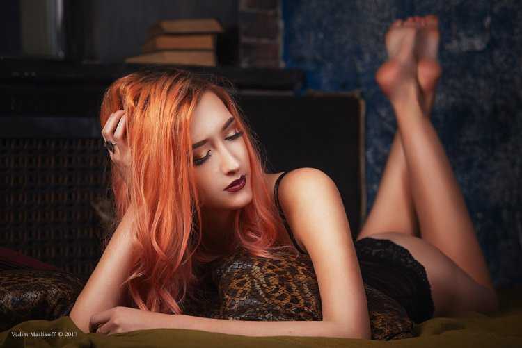 Рыжая девушка в черном белье