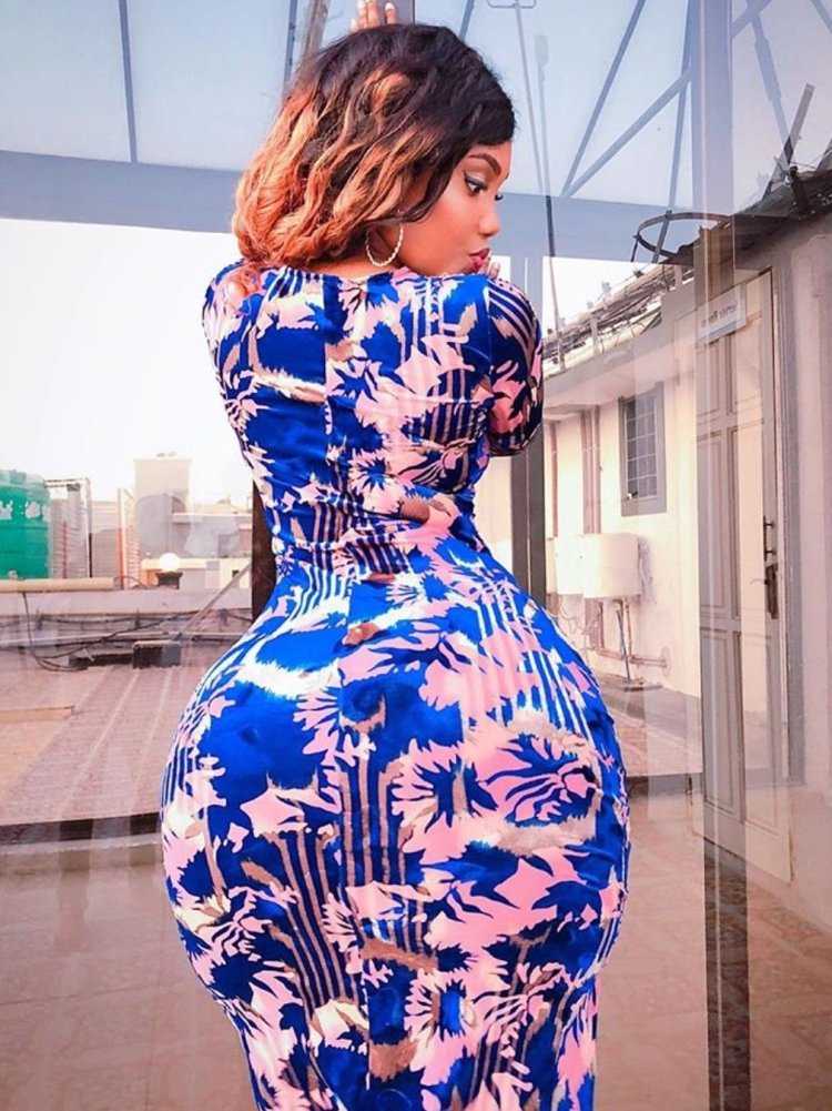 Райли Рид в летнем платье