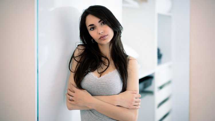 Фотомодель брюнетка Nicole