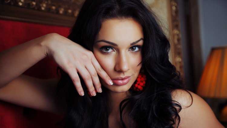 Красивый взгляд брюнетки