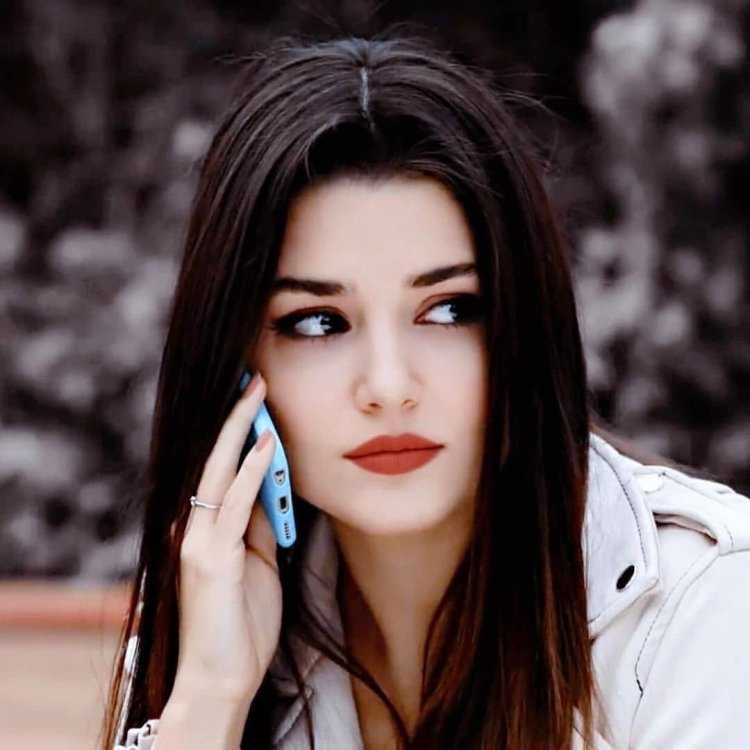 Ханде Эрчел улыбка