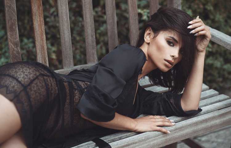 Девушка в черном