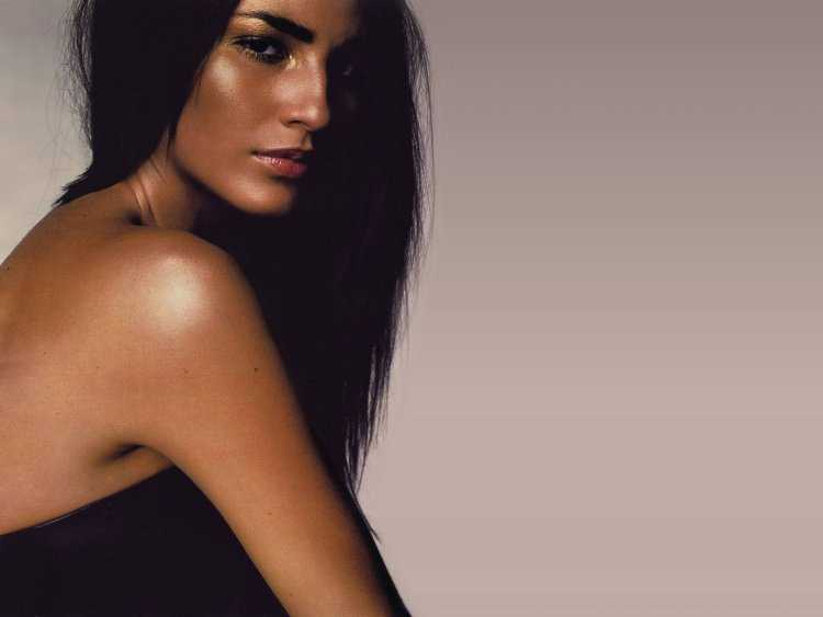 Девушка с красивым загаром