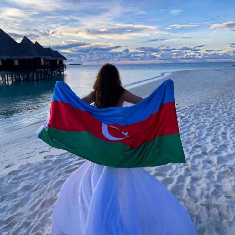 Мусульманская девушка под флагом Азербайджана