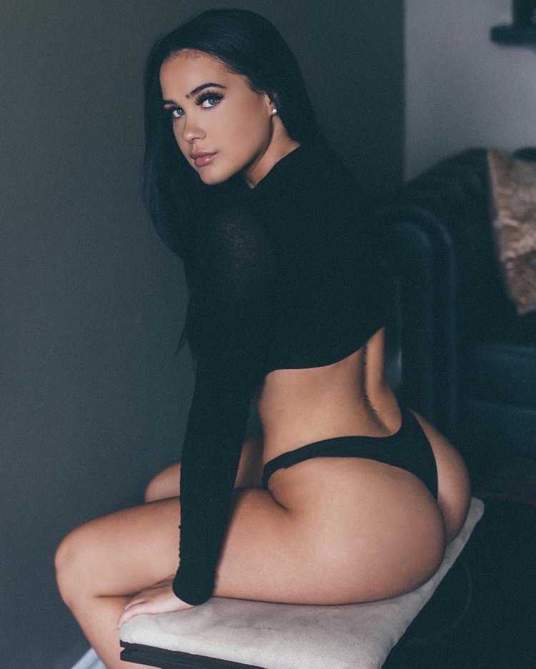 Брюнетка с каре со спины