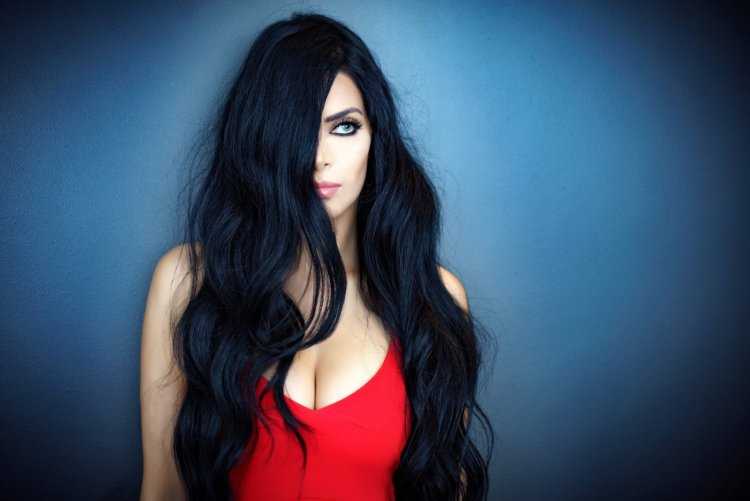 Девушка с черными волосами