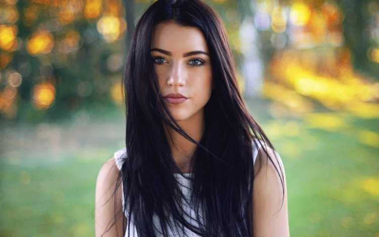 Девушка брюнетка