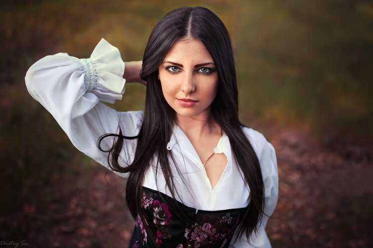 Темноволосая девушка