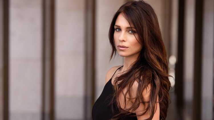 Девушка с темными волосами