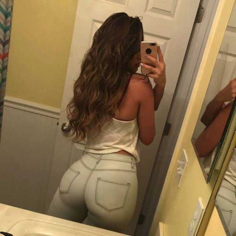 Красивая попка в зеркале