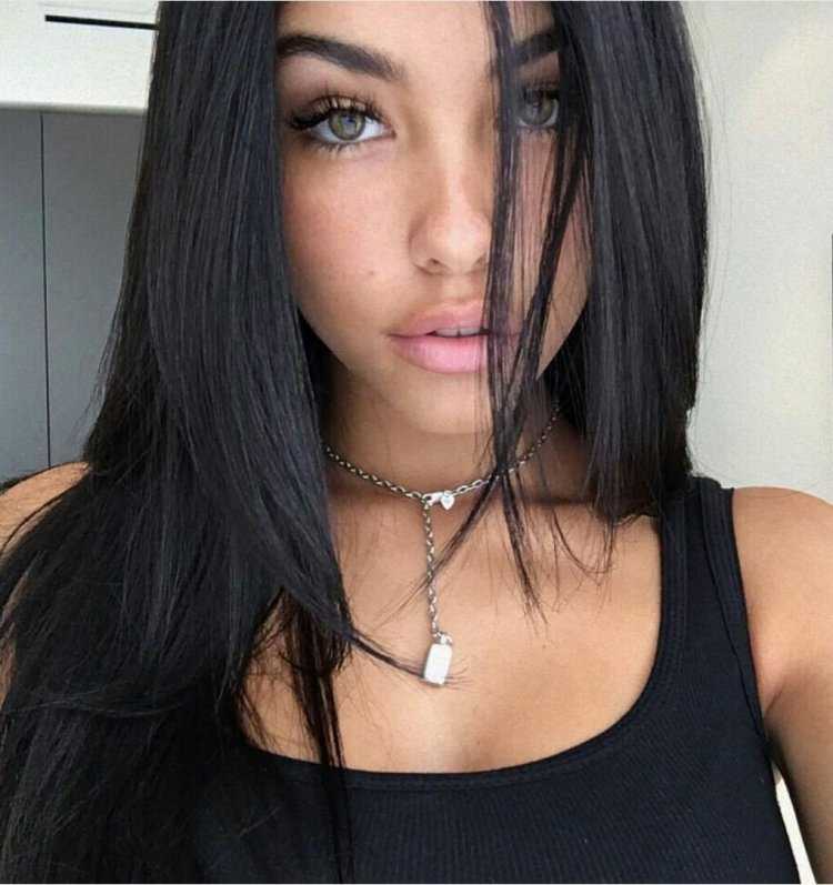 Темнокожая девушка селфи